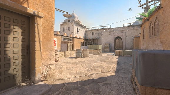 lege woestijnachtige map met gebouwen en kisten uit een first-person shooter game
